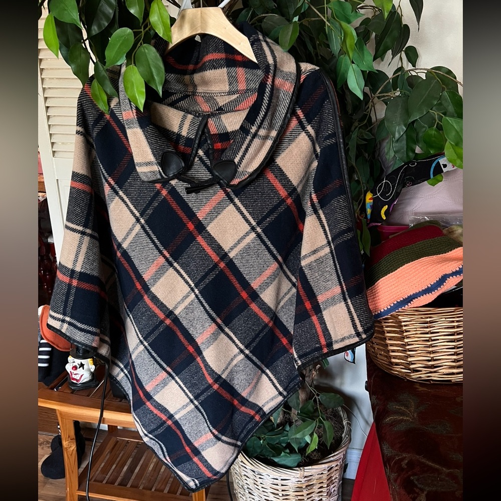 Elegant Plaid Women's Poncho - Black and Tan